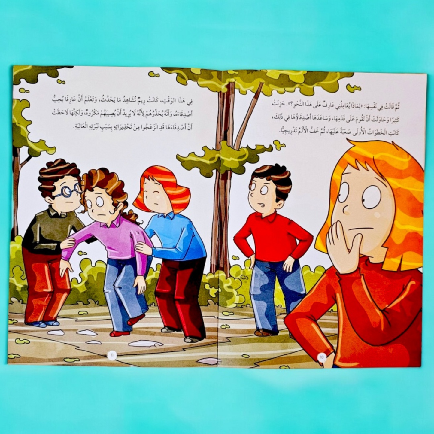 الصورة تعرض صور صفحات داخلية لكتب مجموعة كان خلقه القرآن ﷺ